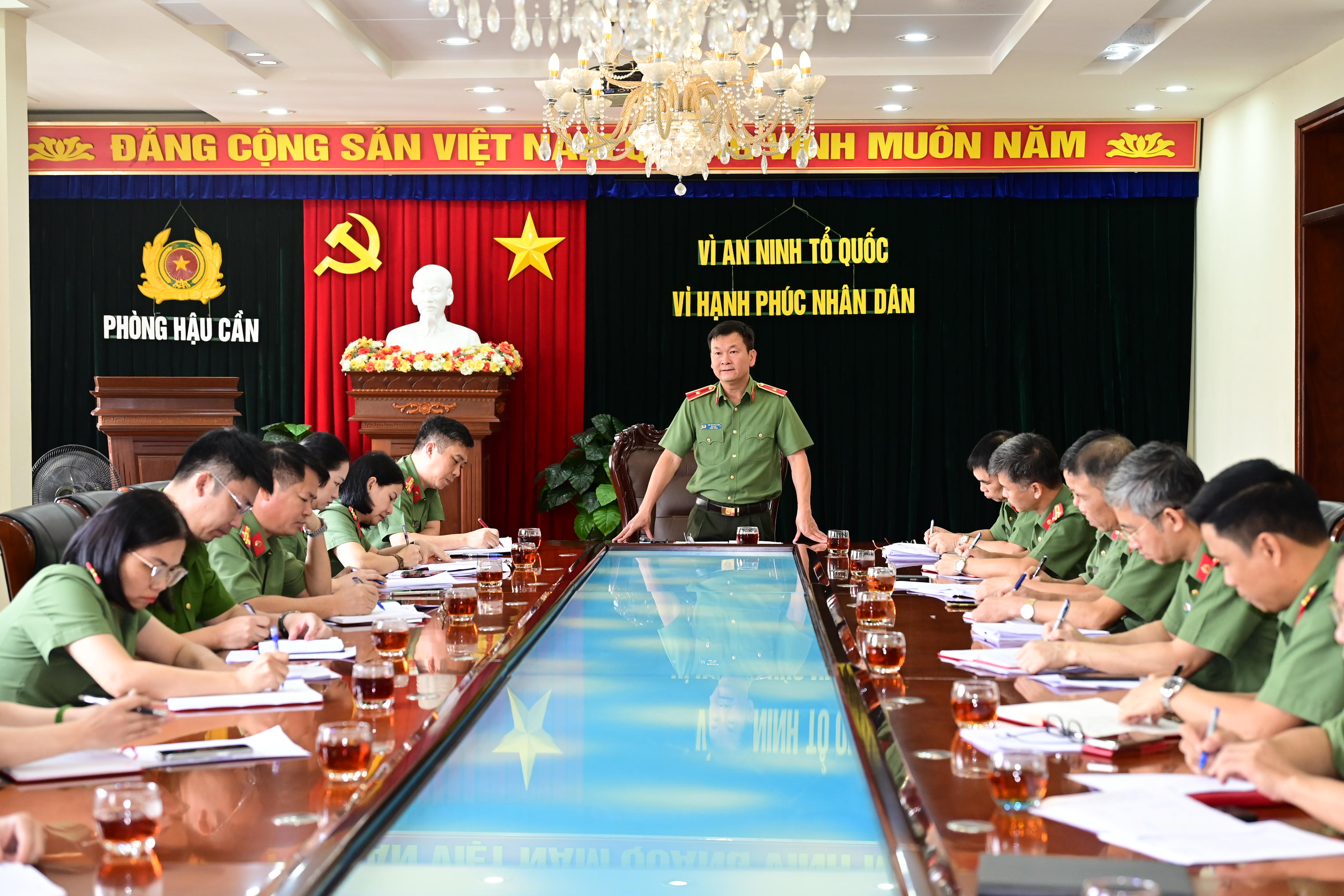 Thiếu tướng Bùi Quang Bình - Giám đốc CATP làm việc với Phòng Hậu cần về các nhiệm vụ công tác tài chính - hậu cần